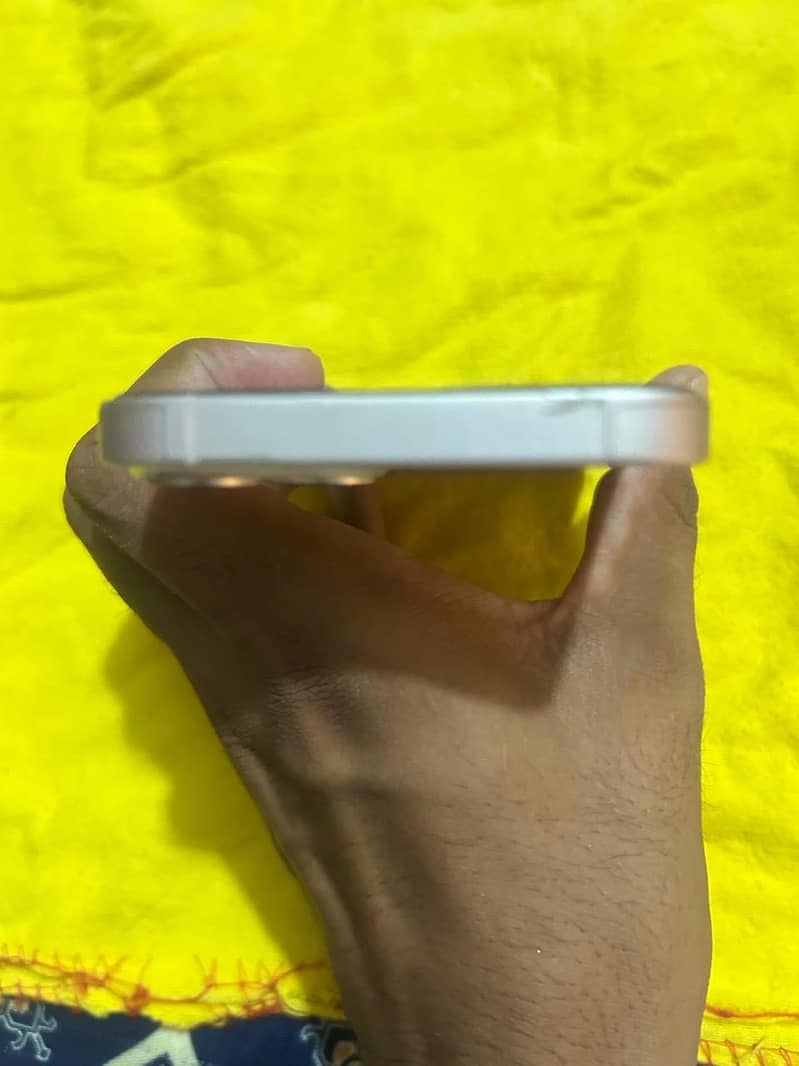 Apple iPhone 13 4