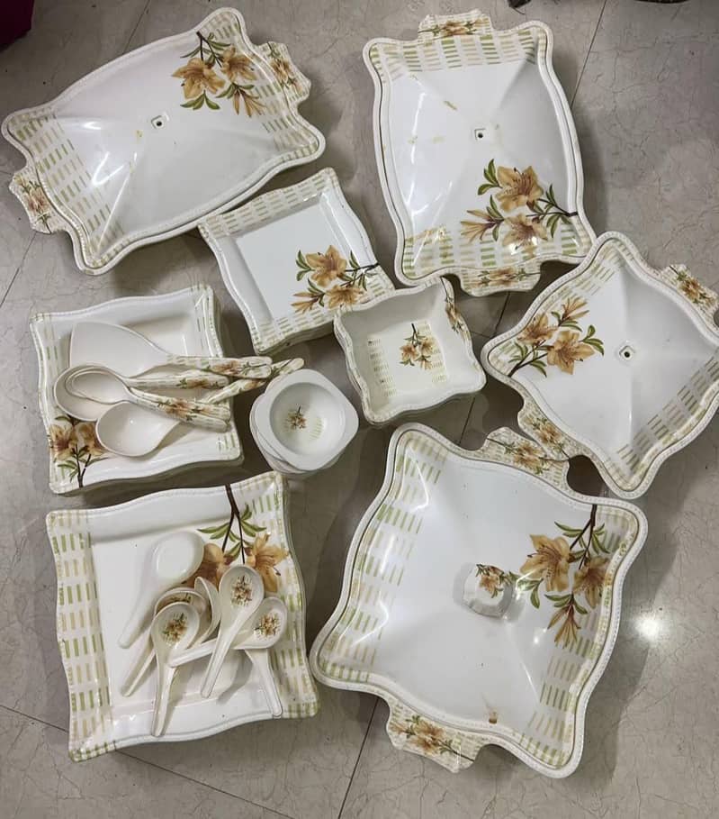 plastic dinner set. . 1