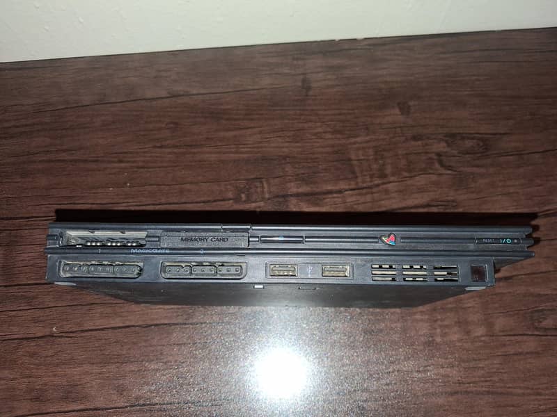 PlayStation 2 + 2 Controllers 1