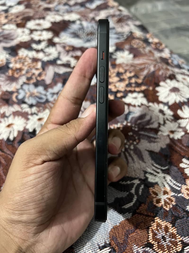 Apple iPhone 15 4