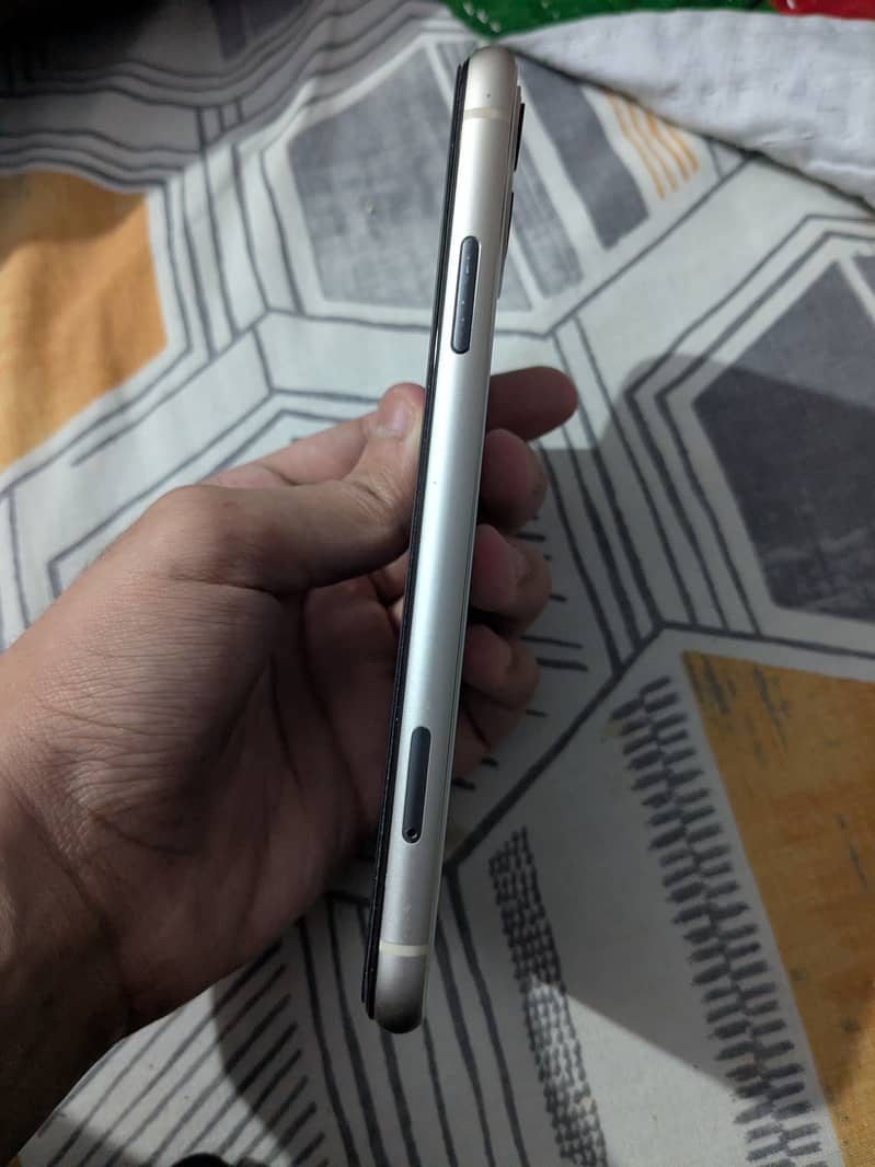 Apple iPhone 11 4