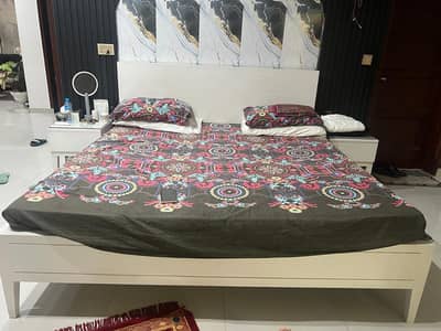 kingbedset/sidetables/mattres