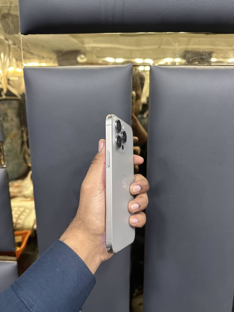 Apple iPhone 15 Pro Max 1