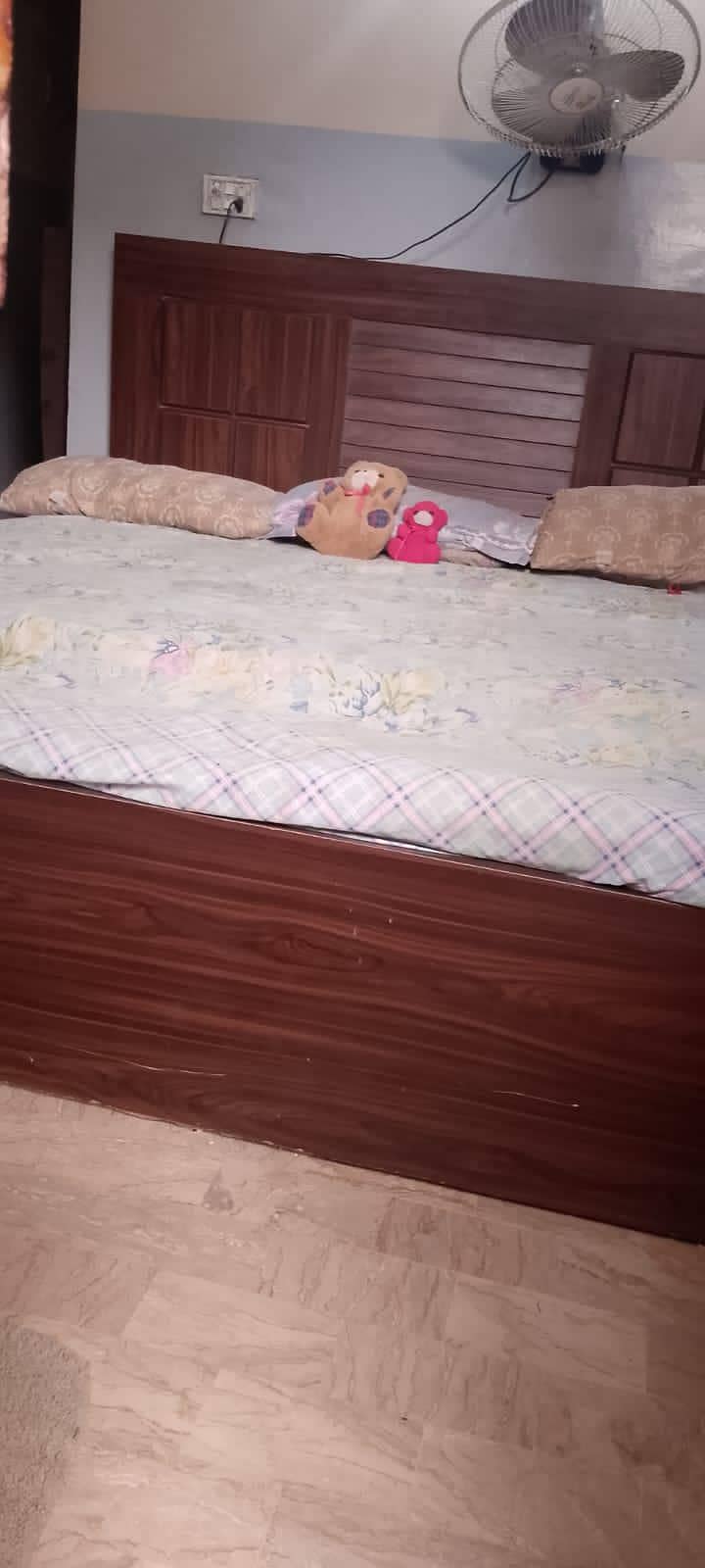 full king size bed / dressing table/ side table 0