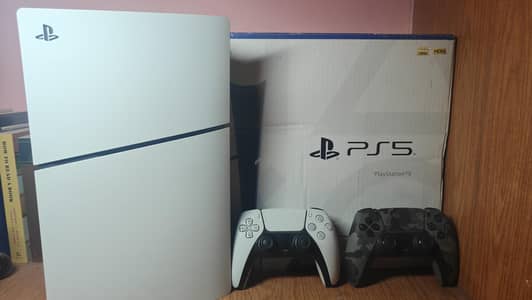 PS5 slim and controllers