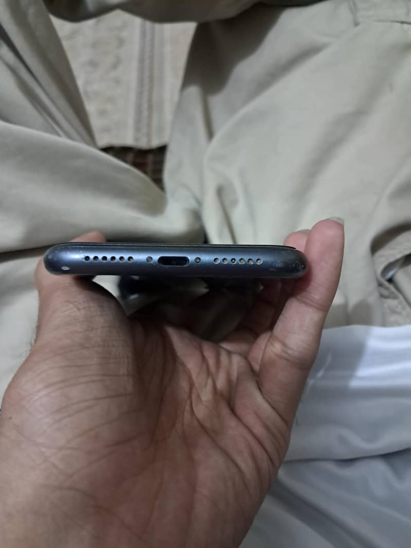 Apple iPhone 11 4