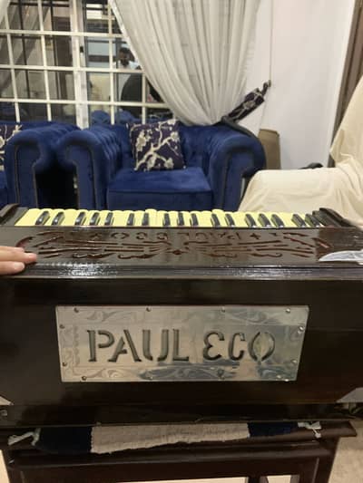 Paul and Co Harmonium