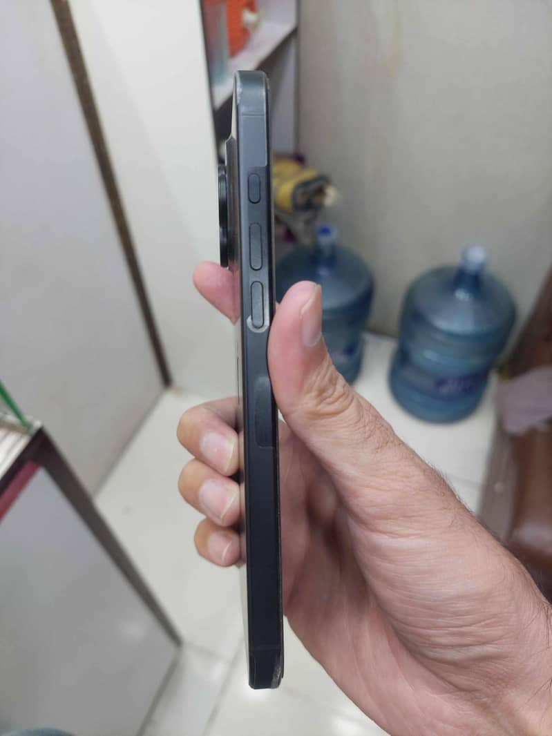 Apple iPhone 16 Pro Max 1