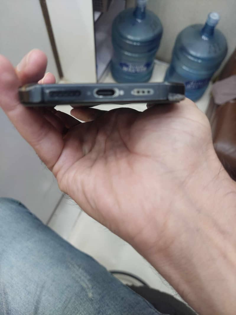 Apple iPhone 16 Pro Max 4