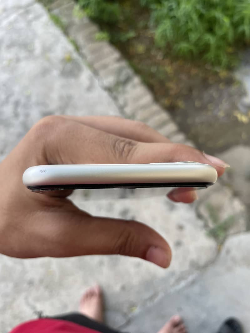 Apple iPhone 11 3
