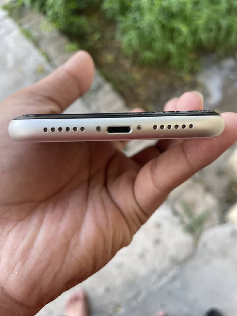 Apple iPhone 11 4