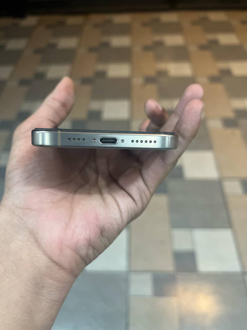 Apple iPhone 16 Pro Max 4