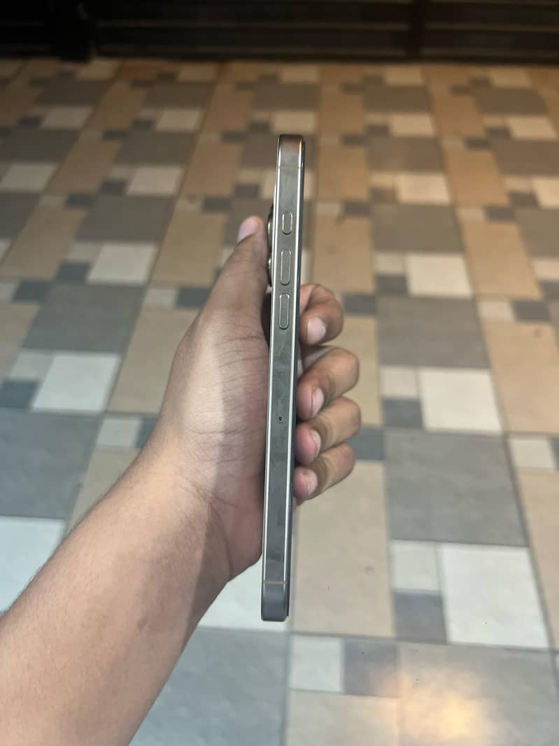 Apple iPhone 16 Pro Max 6