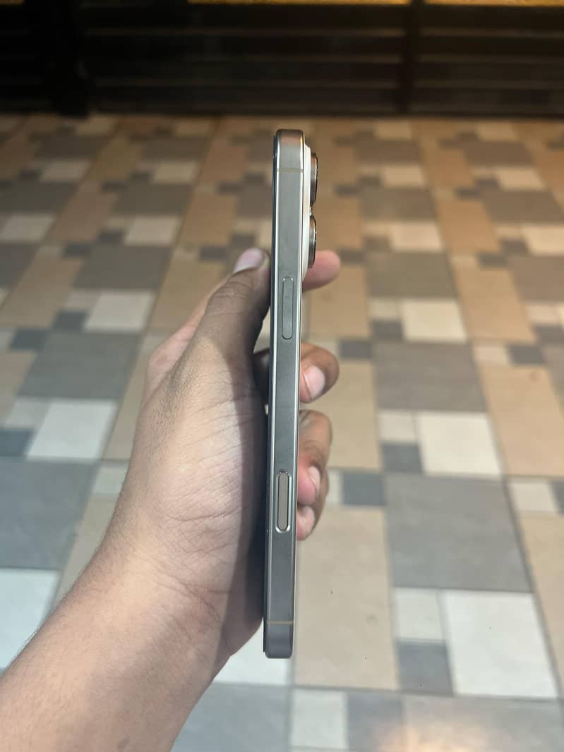 Apple iPhone 16 Pro Max 7