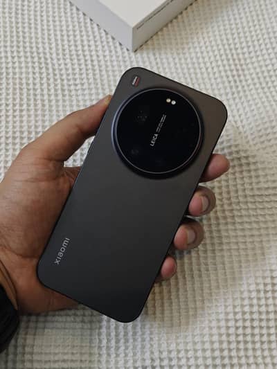 Xiaomi 17 Ultra with Photography Kit (Slight scruffs on the frame)