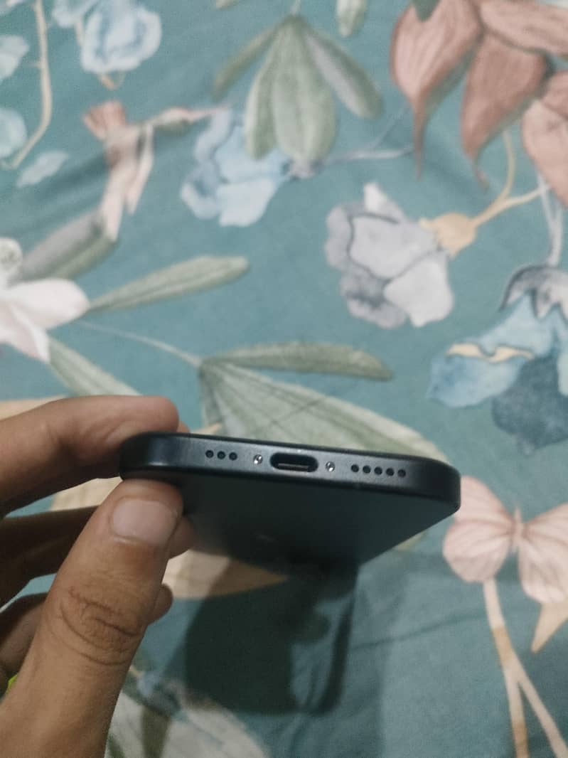 Apple iPhone 15 4