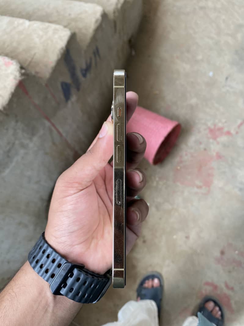 Apple iPhone 13 Pro 4