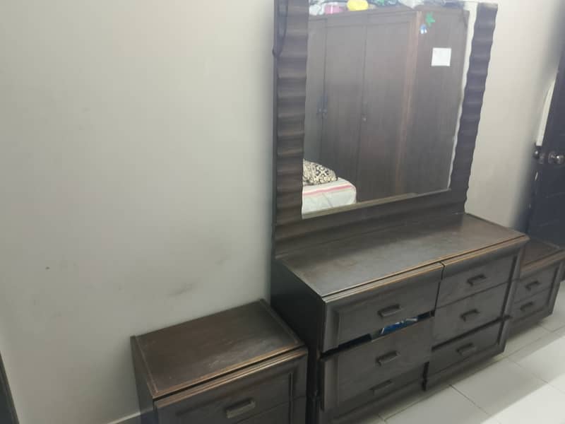 Dressing table and side tables 2