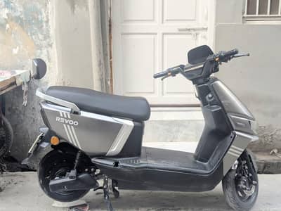 Revoo Scooty A12