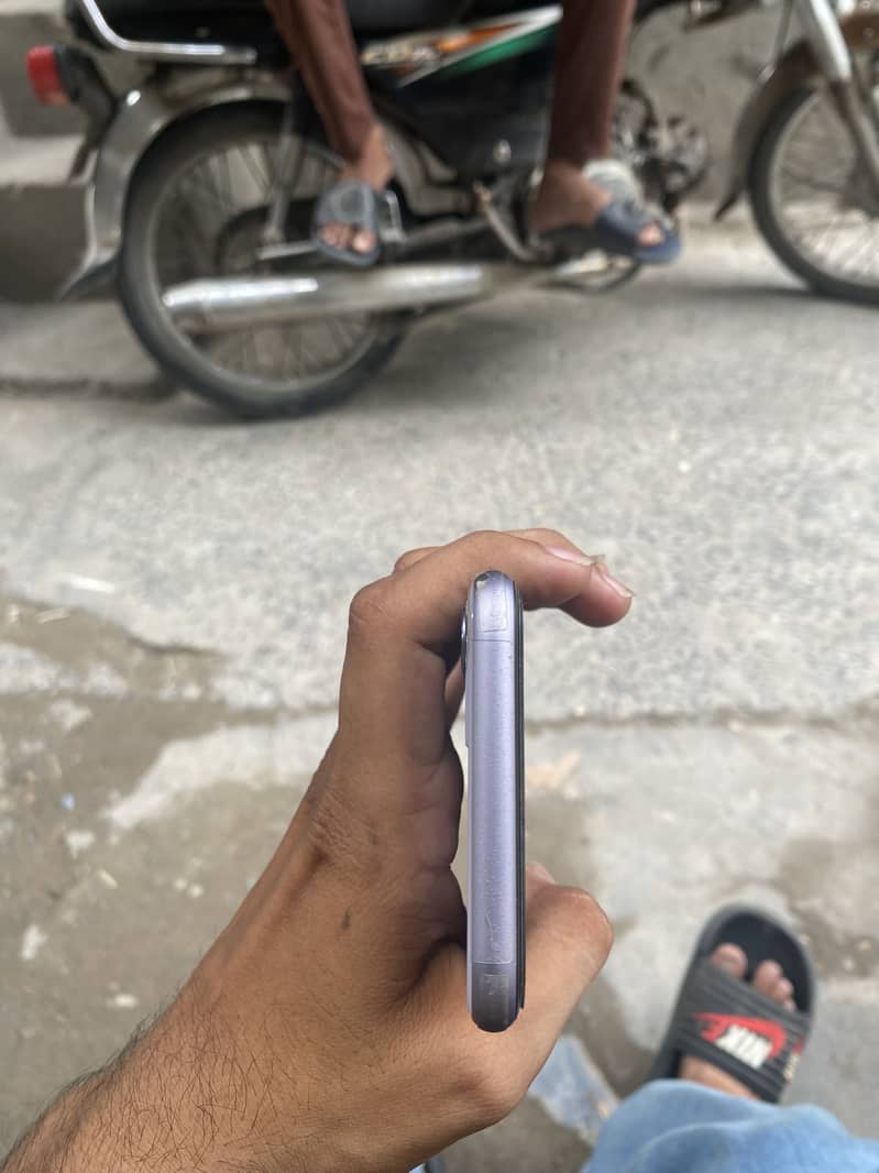 Apple iPhone 11 3