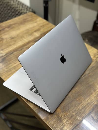 Macbook Pro 2019, i9, 32GB + 1TB with original charger