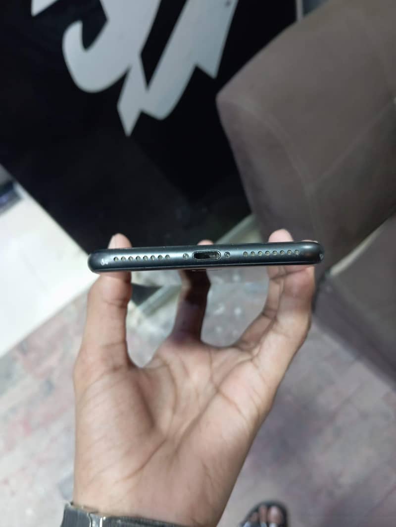 Apple iPhone 8 Plus 3