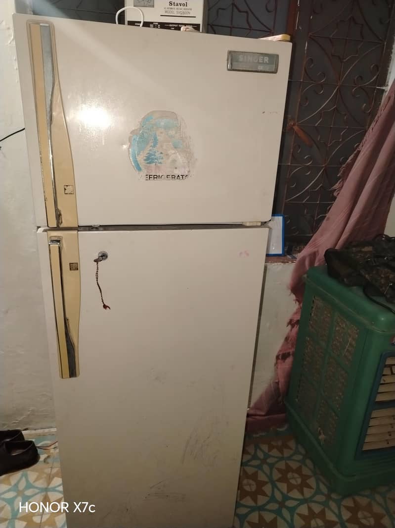 SINGER FRIDGE MEDIUM SIZE 3