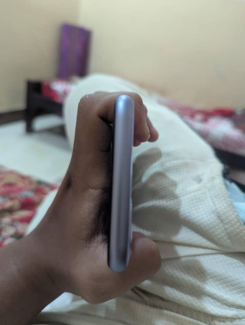 Apple iPhone 11 4