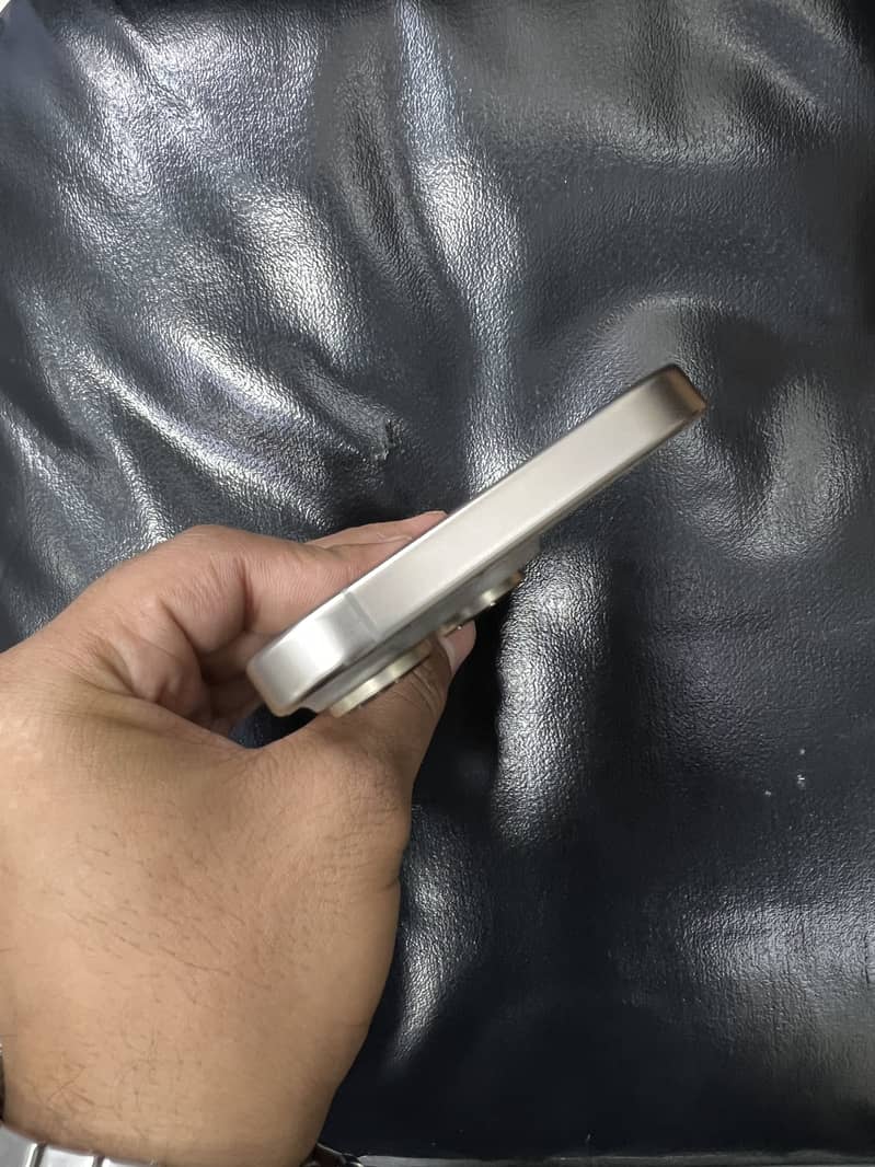 Apple iPhone 16 Pro 1