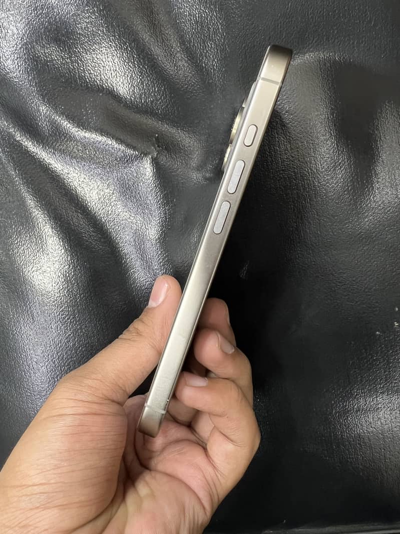 Apple iPhone 16 Pro 2