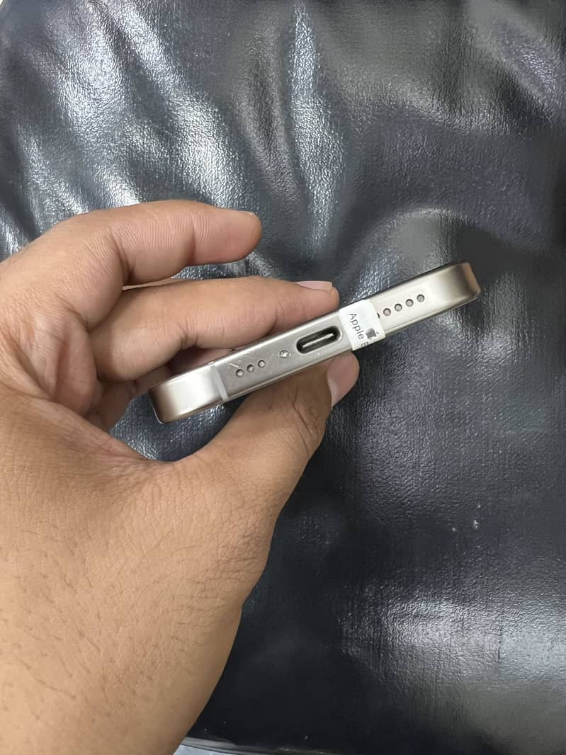 Apple iPhone 16 Pro 3