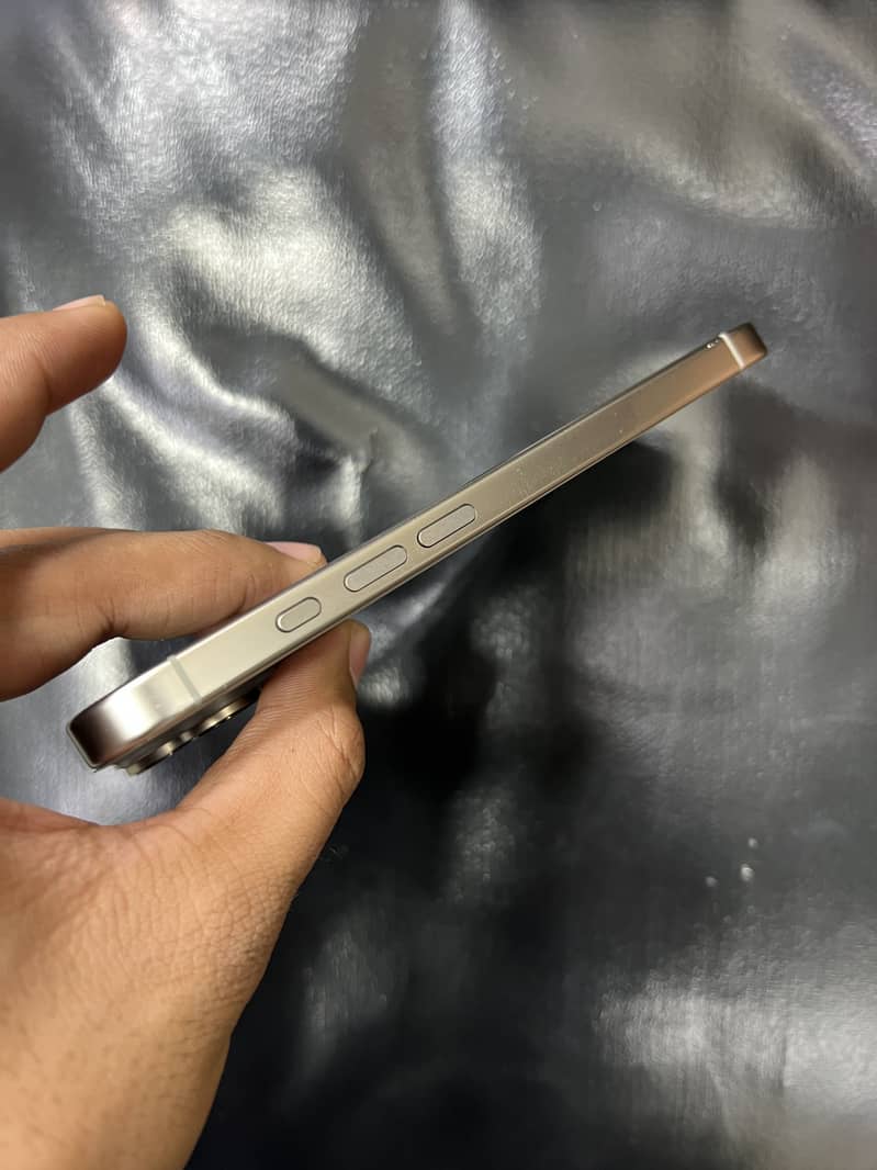 Apple iPhone 16 Pro 4