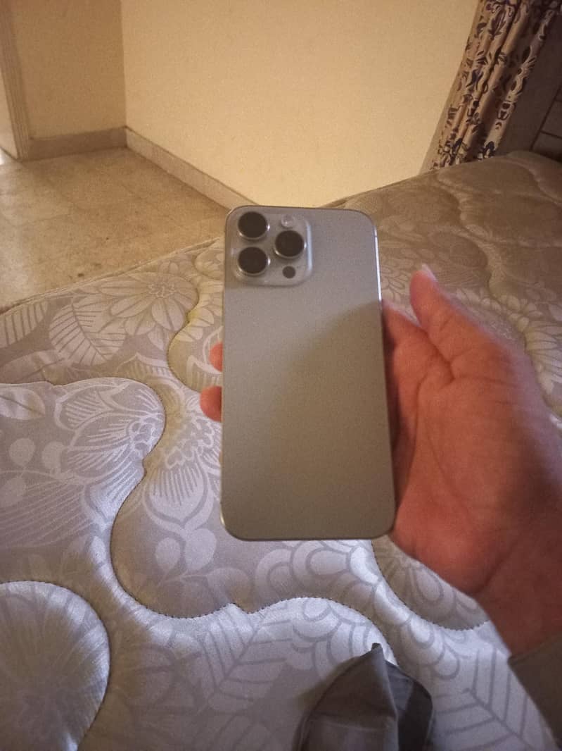 Apple iPhone 16 Pro Max 2