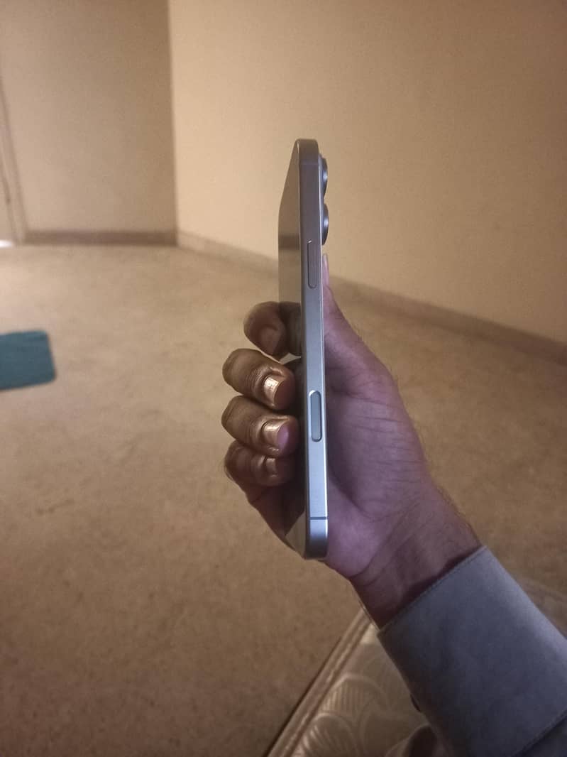 Apple iPhone 16 Pro Max 4