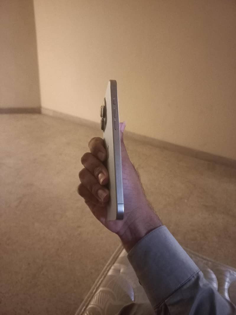 Apple iPhone 16 Pro Max 6