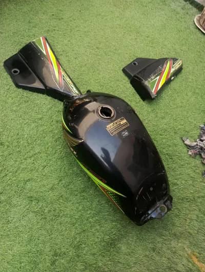 Side panels and fuel tank CD 70 2019