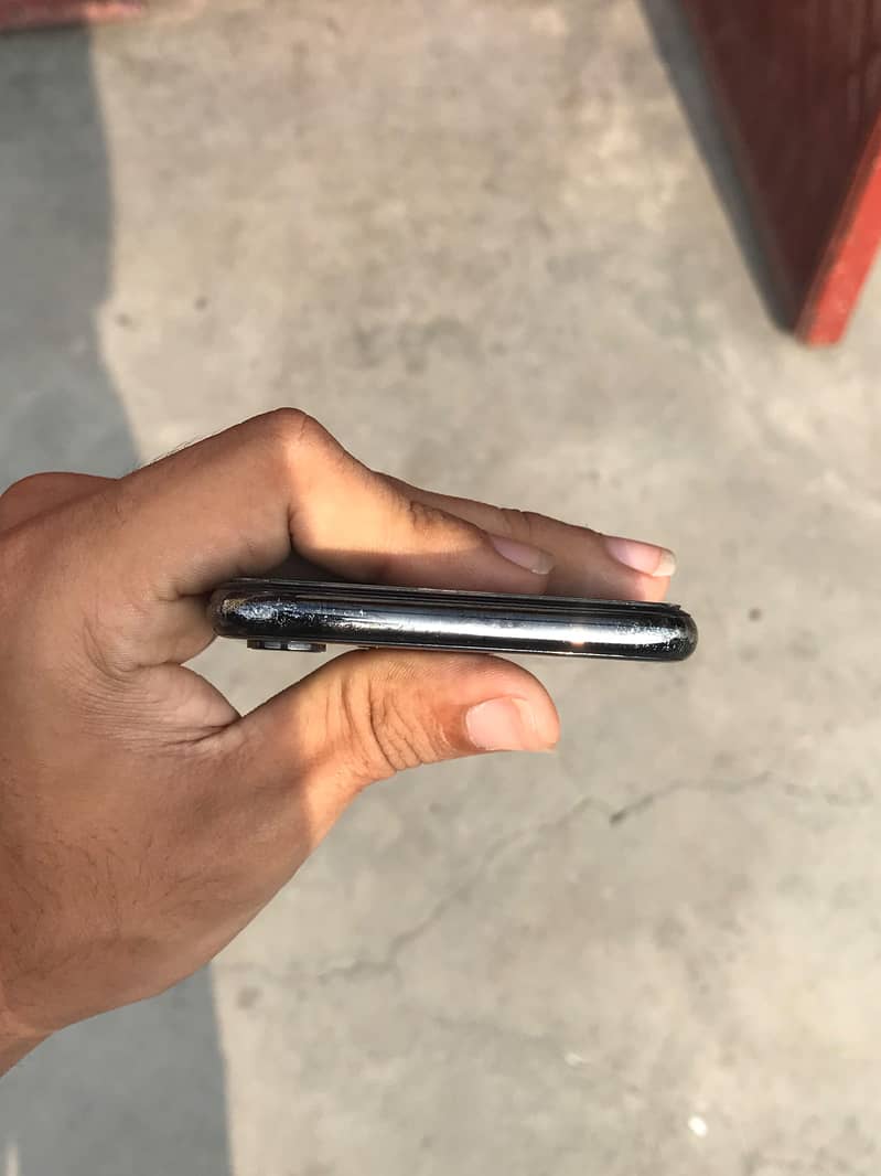 Apple iPhone X 4