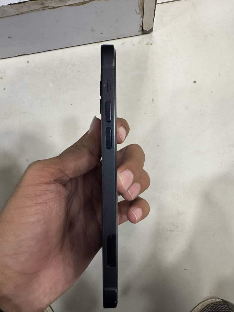 Apple iPhone 12 4