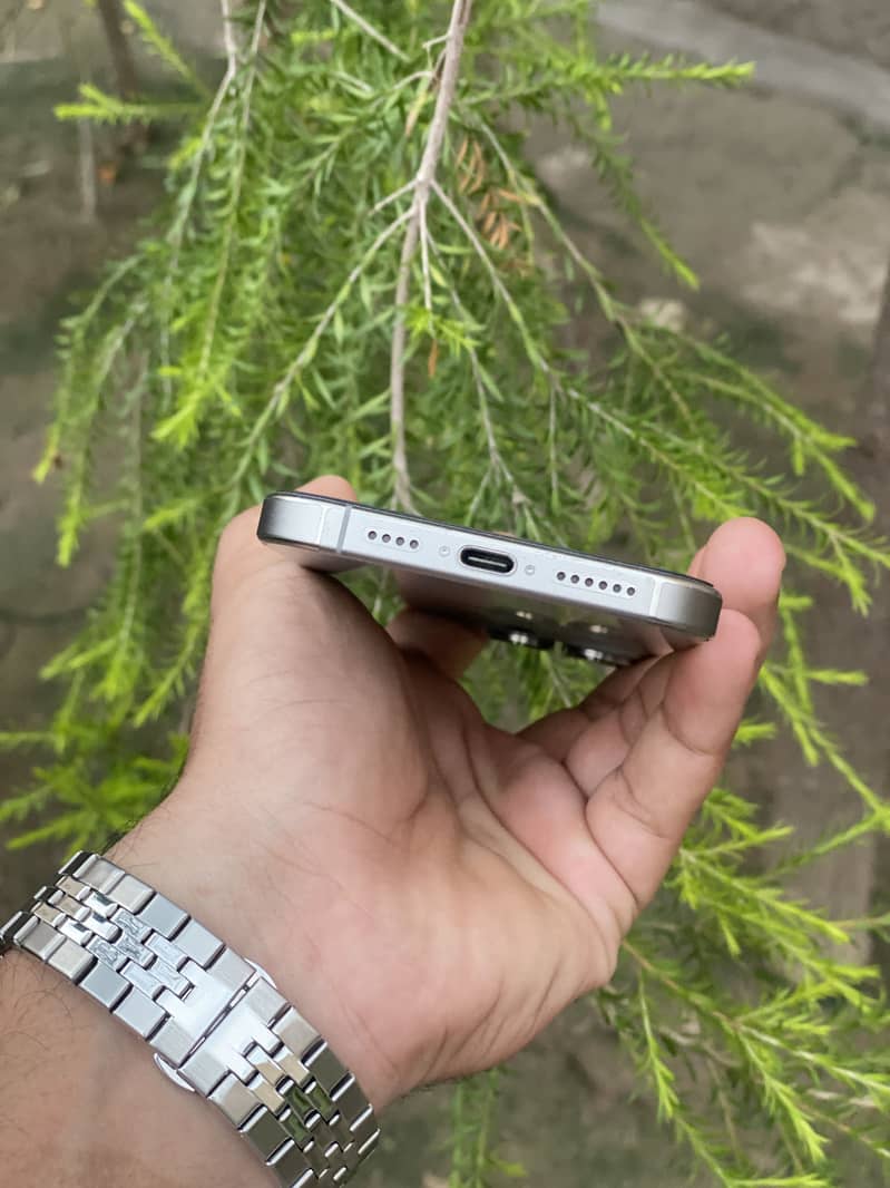Apple iPhone 16 Pro Max 9