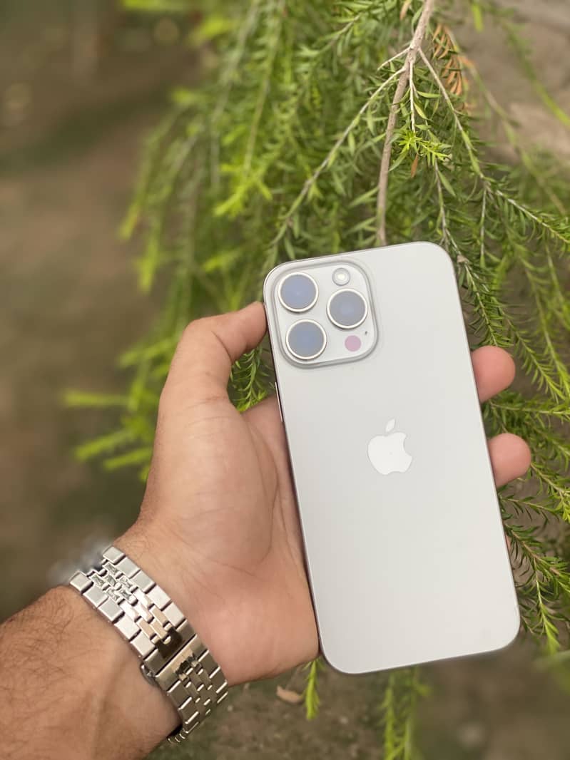 Apple iPhone 16 Pro Max 11
