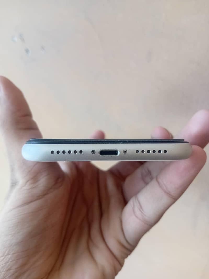 Apple iPhone 11 4