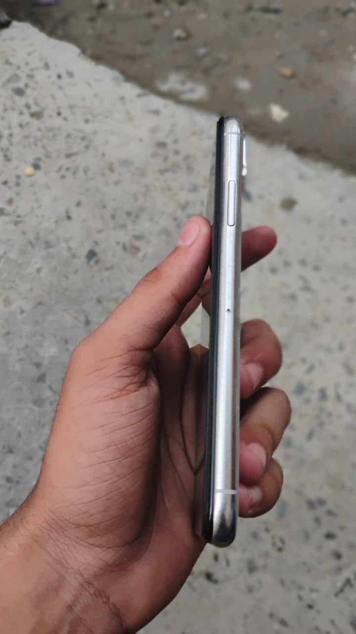 Apple iPhone X 4