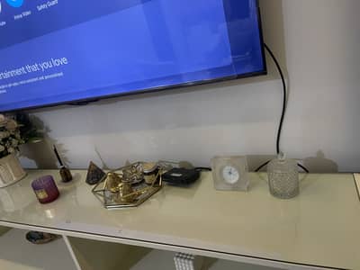 Console shelves for LeD screen