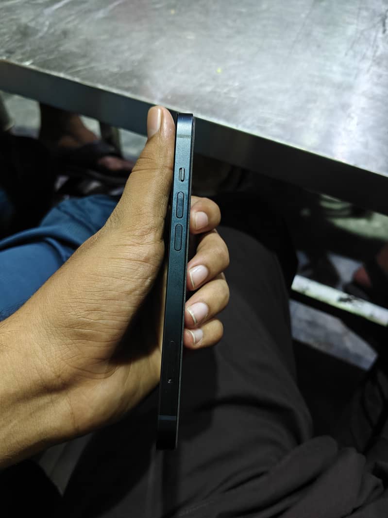 Apple iPhone 13 5