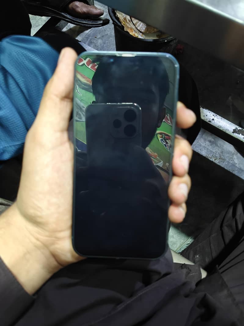 Apple iPhone 13 8