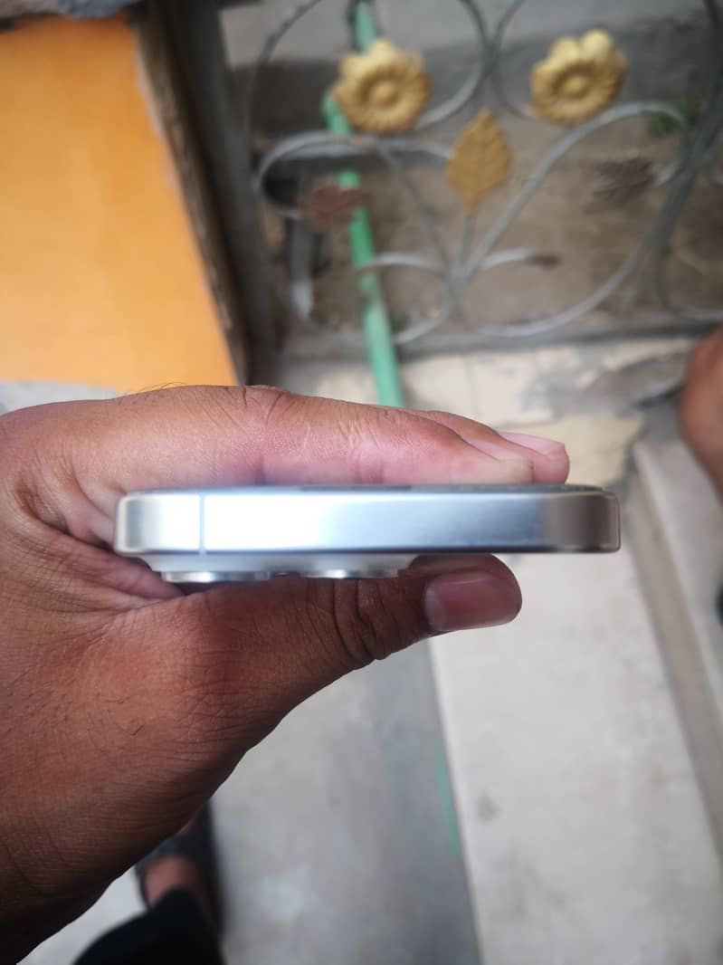 Apple iPhone 15 Pro 1
