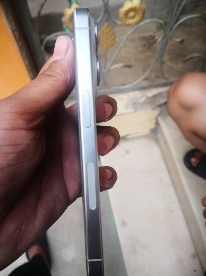 Apple iPhone 15 Pro 4