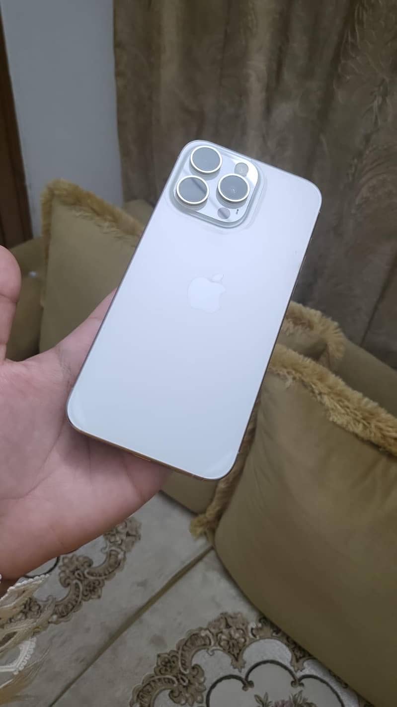 Apple iPhone 15 Pro Max 2