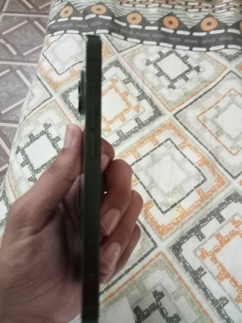 Apple iPhone 13 5