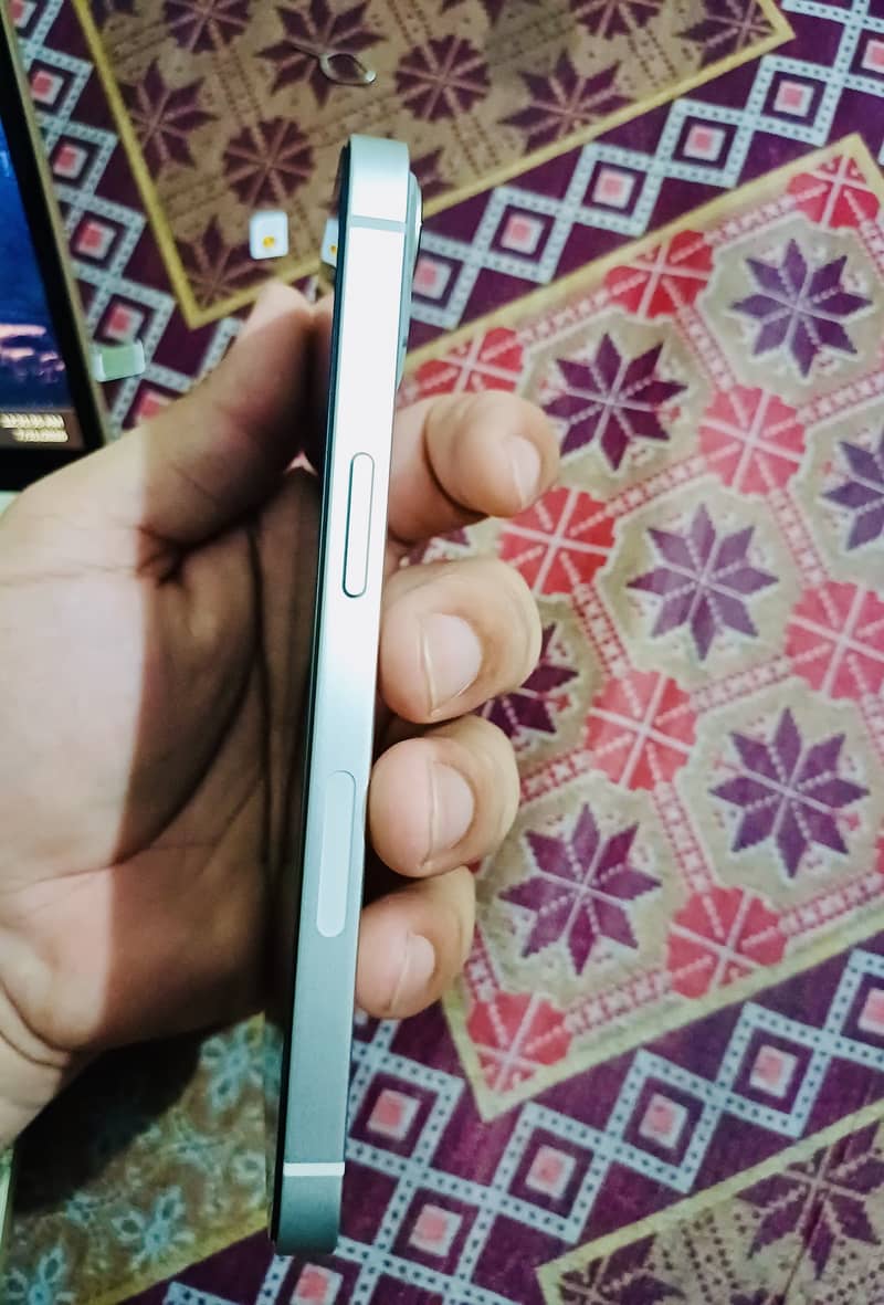 Apple iPhone 13 4